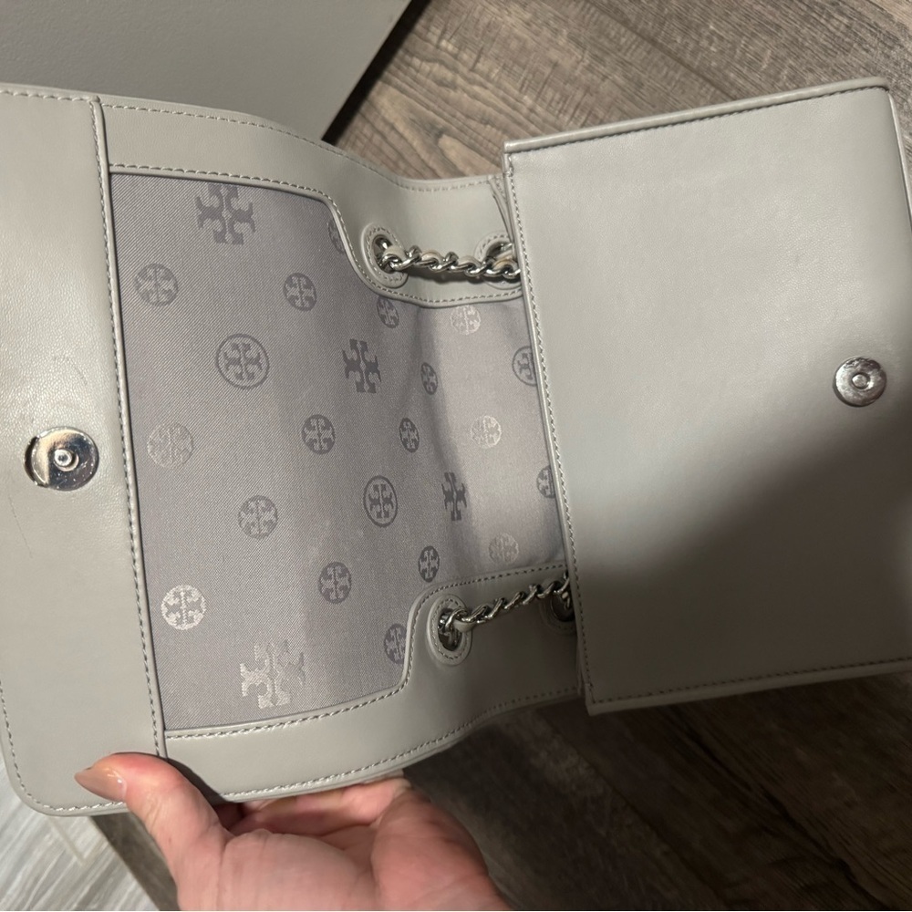 Tory Burch Alexa Gray Chain Shoulder Bag - Picture 4 of 6